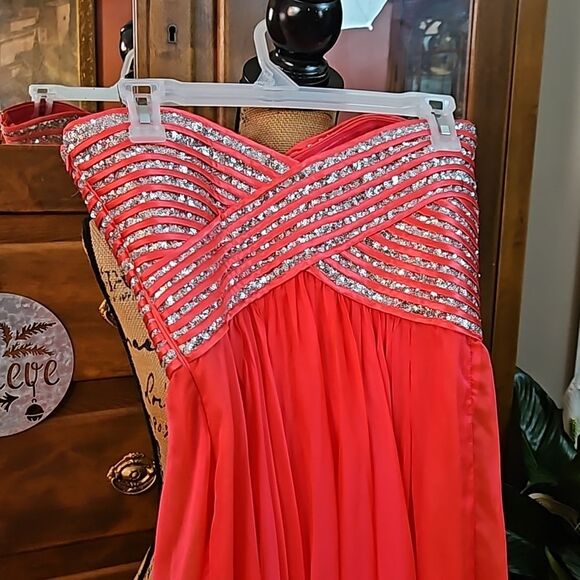 NWT La Femme Coral & Silver sequined chiffon gown size 4 (with flaw) - Picture 8 of 16